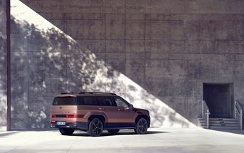 Das kraftvolle Äußere des neuen Hyundai SANTA FE ist geprägt von aerodynamischen Design-Optimierungen, einem gewachsenen Radstand und einer noch breiteren Heckklappe.