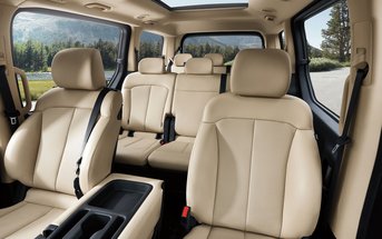 Alle Sitze im Hyundai STARIA sind mit verstellbaren Kopfstützen und 3-Punkt-Gurten ausgestattet. 
