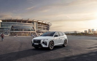 Weißer Hyundai SUV vor moderner Stadionkulisse – attraktive Hyundai Sommerangebote im Leasing bei S&G entdecken.