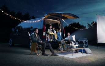 Das futuristische Außendesign des Hyundai STARIA wird durch eine fließende Kurve definiert, die von vorne nach hinten verläuft. 