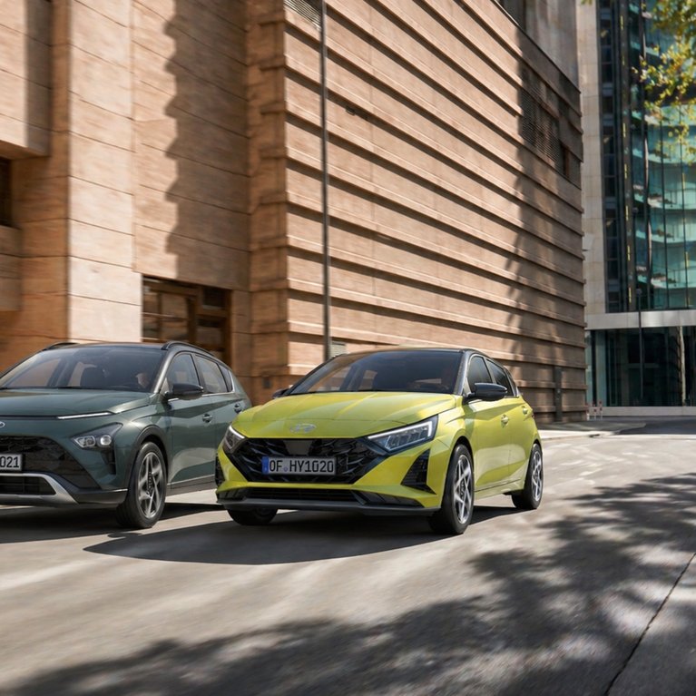 Hyundai i20 und Hyundai BAYON auf urbaner Straße – attraktive Abverkaufsangebote bei Hyundai Ranaldi entdecken.