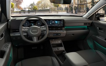 Mit einer beeindruckenden Auswahl intelligenter Konnektivitäts- und Komfortfunktionen setzt der Hyundai KONA ein deutliches Statement im Segment der kompakten SUVs. 