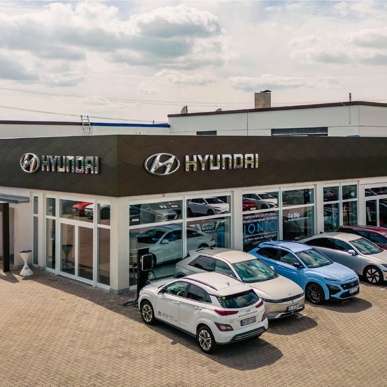 Autohaus Ranaldi in Wiesloch mit Hyundai Showroom und ausgestellten Fahrzeugen vor dem Gebäude