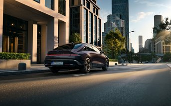 Hyundai IONIQ 6 N in urbaner Umgebung in Heckansicht – sportliche Elektro-Limousine mit markantem N-Design, aerodynamischer Linienführung und dynamischer Ausstrahlung.