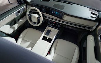 Das elegant geschwungenes Panorama-Display des SANTA FE vereint eine 12,3-Zoll-Instrumentenanzeige und ein 12,3-Zoll-Infotainment-Display.