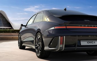 Der Heckspoiler des IONIQ 6 mit Winglets verstärkt den Abtrieb und die leichte Bootsheck-Struktur reduziert den Luftwiderstand, um die elektrische Reichweite zu maximieren.