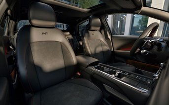 Innenraum des Hyundai IONIQ 6 N mit sportlichen N-Sitzen – hochwertiges Cockpit, Fahrerfokus und moderne Ausstattung in der Elektro-Sportlimousine.