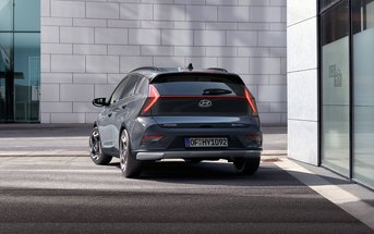 Die pfeilförmigen LED-Heckleuchten des Hyundai Bayon sind durch eine rote Akzentlinie verbunden.