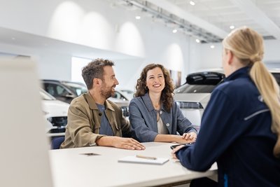 Kunden im Gespräch mit einer Serviceberaterin im Hyundai Autohaus Zondler bei der Vereinbarung eines Servicetermins.