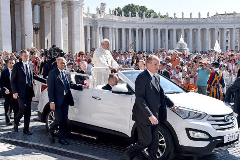 Der Papst fährt Hyundai!!